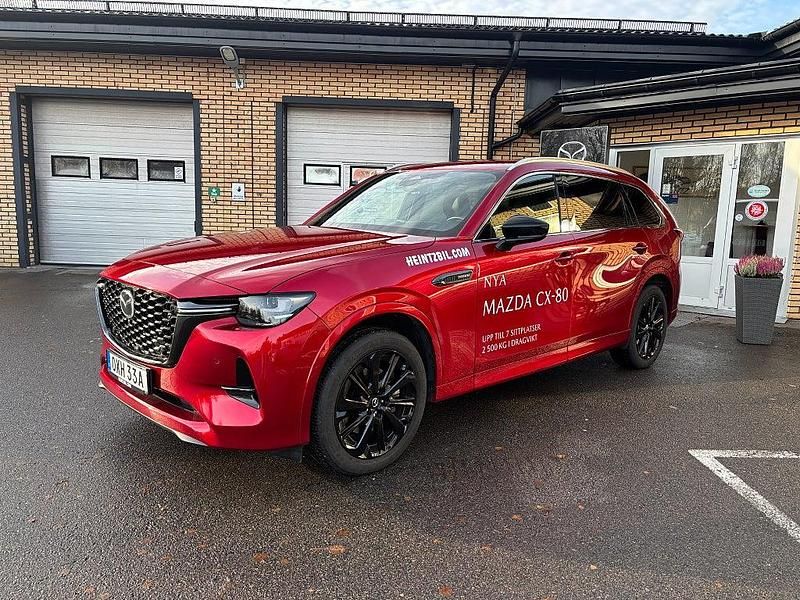 Soul red crystal metallic Begagnad 2024 Mazda CX-80 Homura-Line SUV | 609 500 kr (Marknadspris) - Bild 1/4