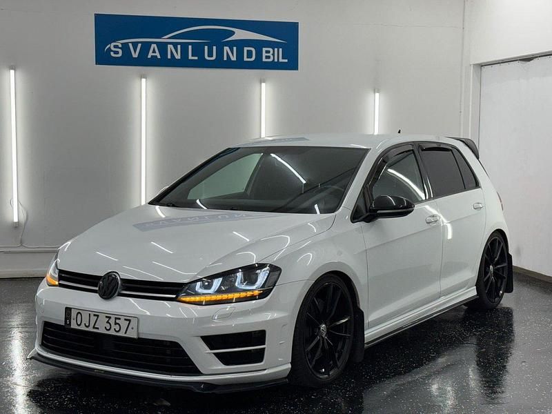Vit Begagnad 2016 VW Golf VII R Halvkombi | 239 800 kr (Dyr) - Bild 1/4