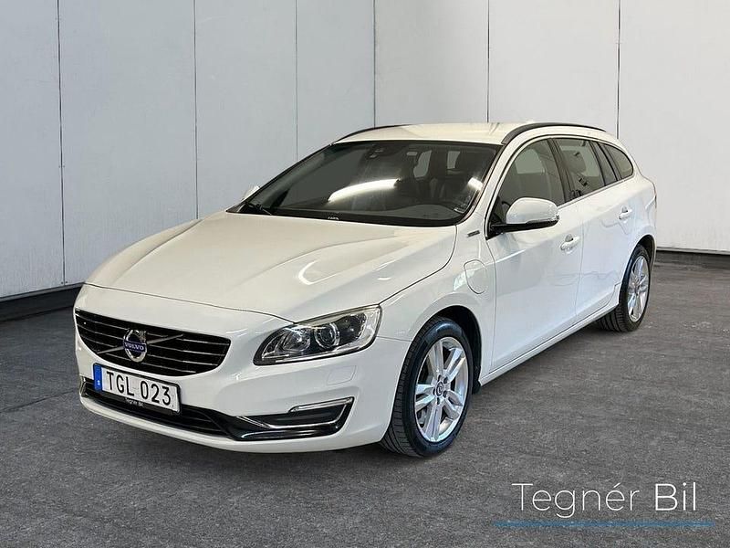 Vit Begagnad 2015 Volvo V60 Momentum Kombi | 148 900 kr (Marknadspris) - Bild 1/4