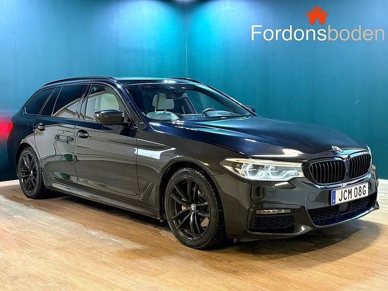 Svart Begagnad 2019 BMW 520 M Sport Kombi | 238 900 kr (Marknadspris) - Bild 1/4