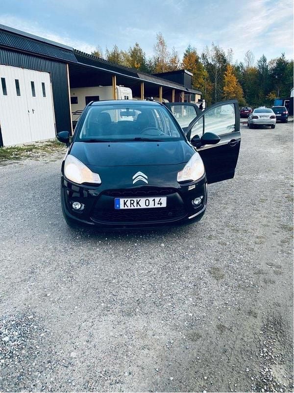 Svart Begagnad 2010 Citroën C3 Halvkombi | 26 000 kr (Marknadspris) - Bild 1/4