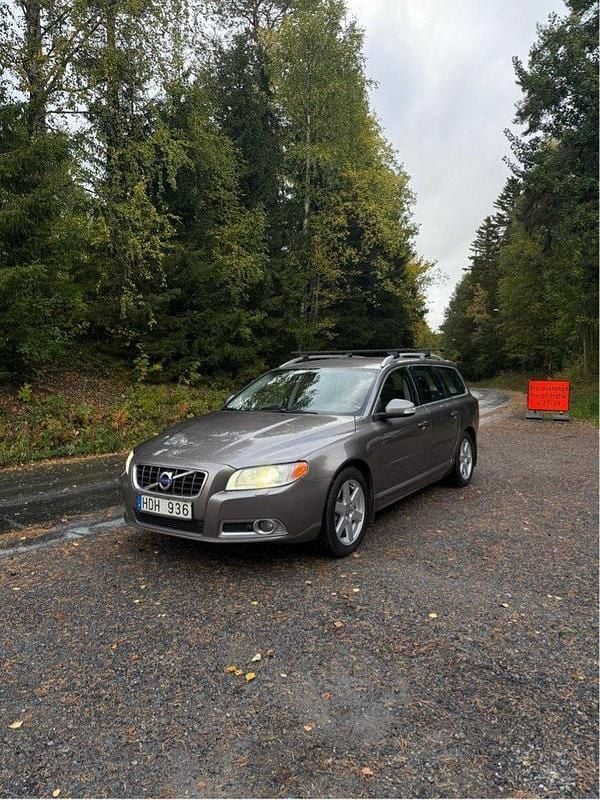 Grå Begagnad 2010 Volvo V70 Kombi | 40 000 kr (Marknadspris) - Bild 1/4