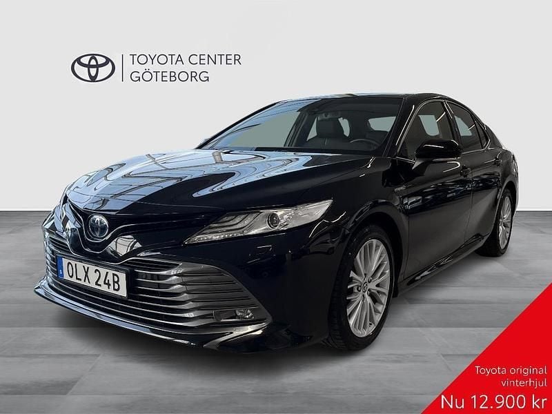 Svart Begagnad 2020 Toyota Camry Hybrid Executive Sedan | 289 900 kr (Marknadspris) - Bild 1/4