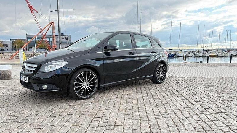 Svart Begagnad 2013 Mercedes B180 Minibuss | 99 000 kr (Marknadspris) - Bild 1/4