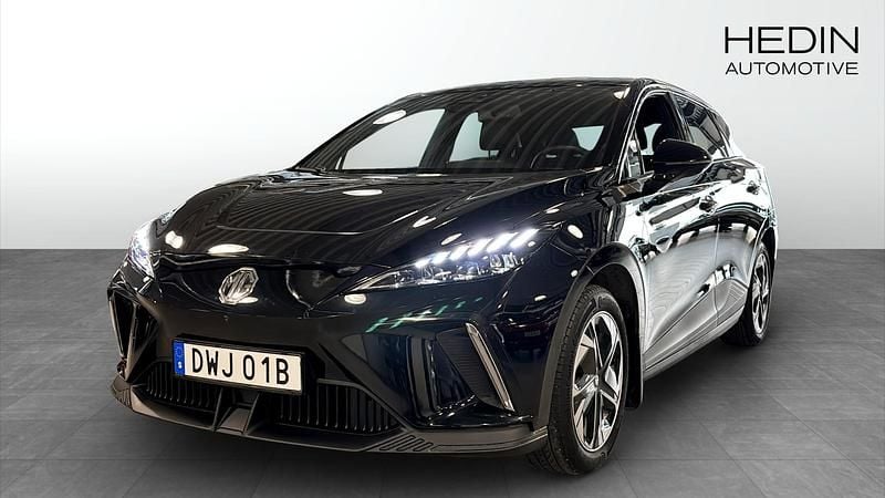 Begagnad MG MG4 EV Luxury 150 kW (204 HK) 2022 Svart Halvkombi