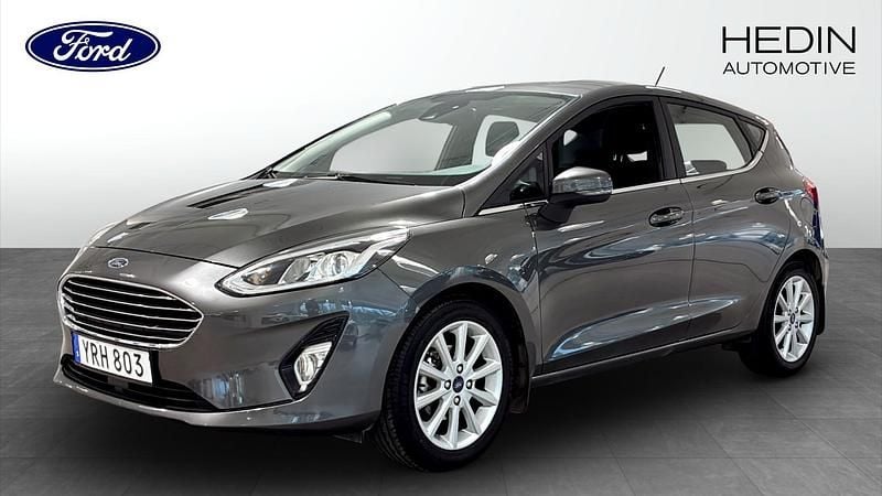 Grå Begagnad 2018 Ford Fiesta Titanium Halvkombi | 109 900 kr (Marknadspris) - Bild 1/4