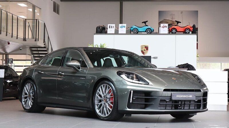 Grön Ny 2024 Porsche Panamera 4S Sedan | 1 669 000 kr (Marknadspris) - Bild 1/4