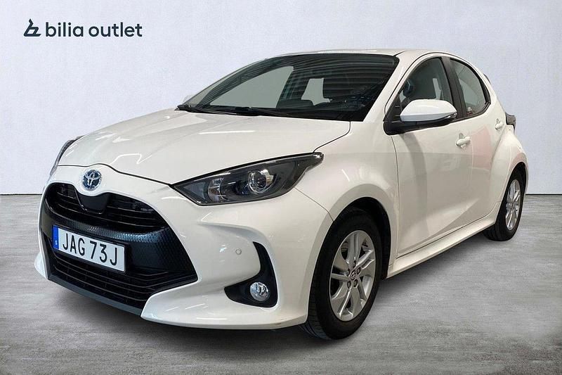 Vit Begagnad 2023 Toyota Yaris Hybrid Active Halvkombi | 189 000 kr (Marknadspris) - Bild 1/4