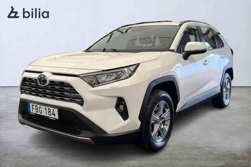 Vit Begagnad 2023 Toyota RAV4 Hybrid SUV | 384 000 kr (Superpris) - Bild 1/1
