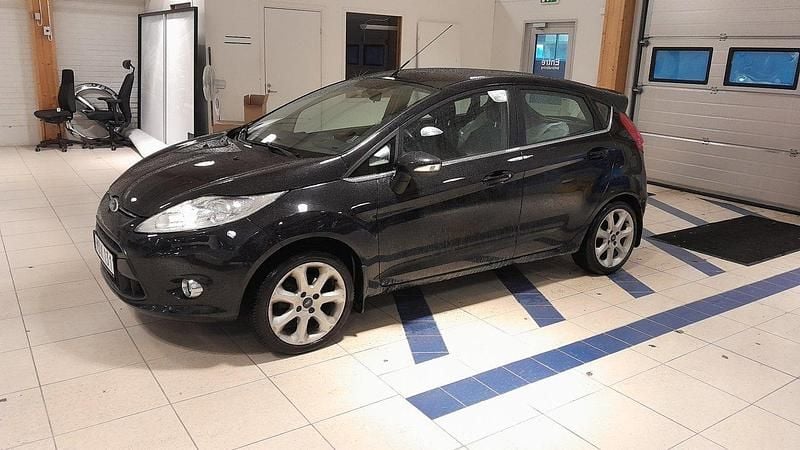 Svart Begagnad 2011 Ford Fiesta Titanium Halvkombi | 69 950 kr (Lite dyr) - Bild 1/4