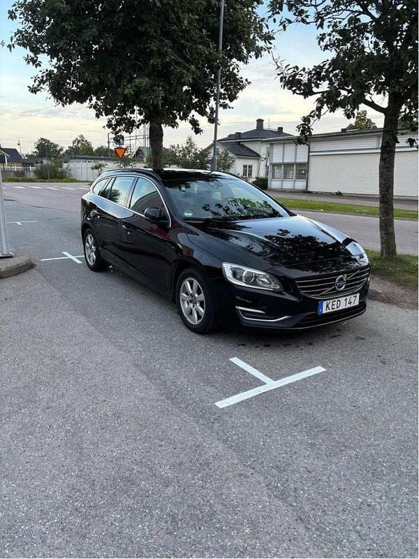 Svart Begagnad 2016 Volvo V60 Momentum Kombi | 79 900 kr (Superpris) - Bild 1/4