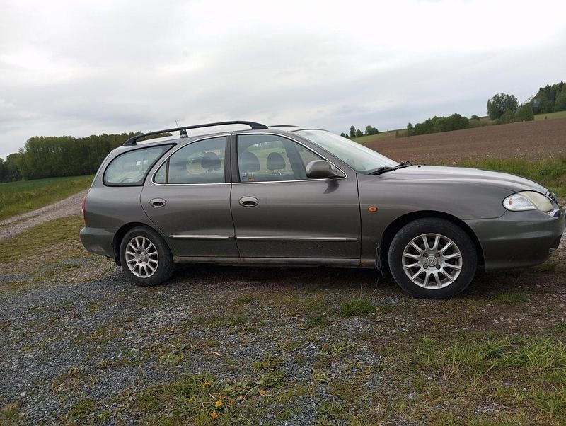 Grå Begagnad 2000 Hyundai Elantra Kombi | 8 000 kr - Bild 1/4