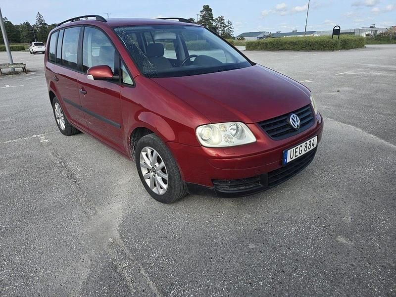 Röd Begagnad 2003 VW Touran Minibuss | 27 000 kr - Bild 1/4