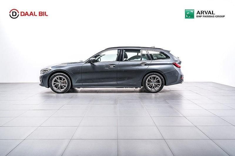 Grå Begagnad 2021 BMW 330e Sport Line Kombi | 329 900 kr (Bra pris) - Bild 1/4