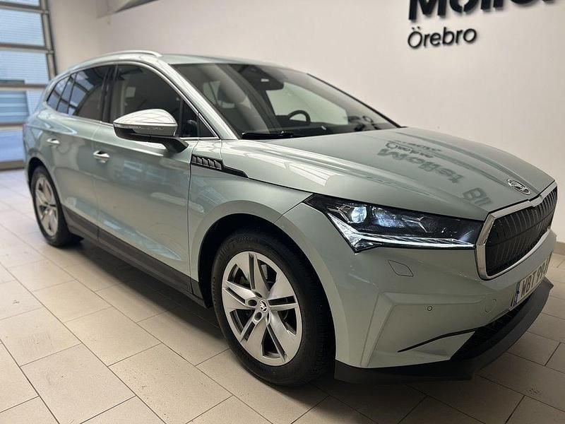Silver (arctic silver metallic) Begagnad 2022 Skoda Enyaq iV SUV | 369 900 kr (Bra pris) - Bild 1/4