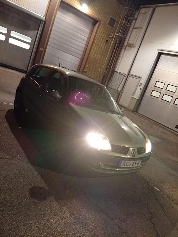 Begagnad Renault Clio II 75 HK (55 kW) 2002 Halvkombi