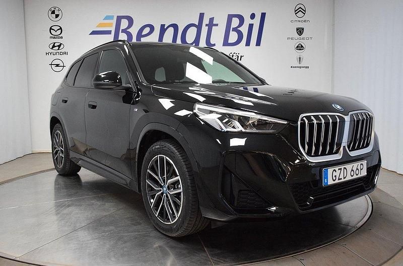 Svart Begagnad 2024 BMW X1 M Sport SUV | 529 500 kr (Marknadspris) - Bild 1/3