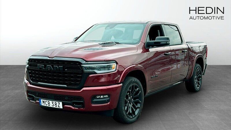 Röd (red) Begagnad 2025 RAM 1500 Pickup | 1 332 380 kr - Bild 1/4