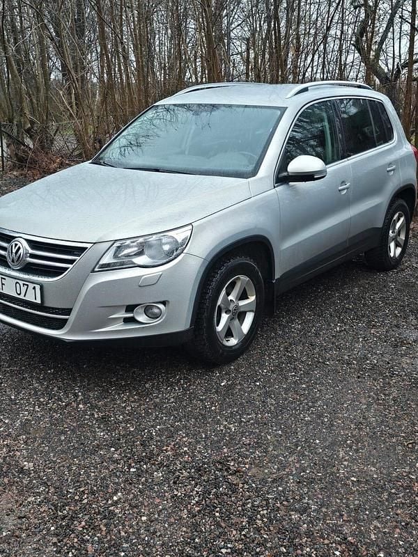 Silver metallic Begagnad 2011 VW Tiguan SUV | 40 000 kr (Bra pris) - Bild 1/4