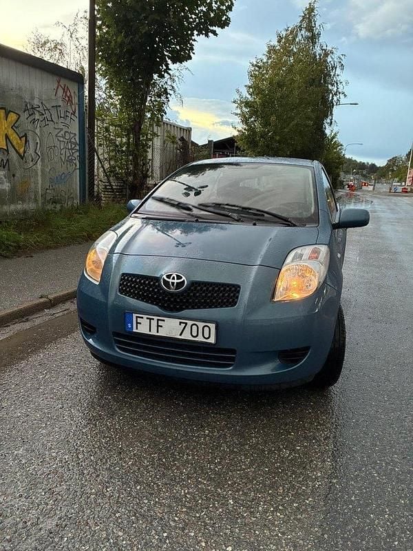 Grå Begagnad 2007 Toyota Yaris Halvkombi | 24 999 kr (Marknadspris) - Bild 1/4