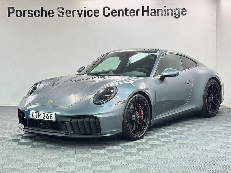 Grå Begagnad 2025 Porsche 911 Carrera 4 GTS | 2 045 000 kr (Marknadspris) - Bild 1/4