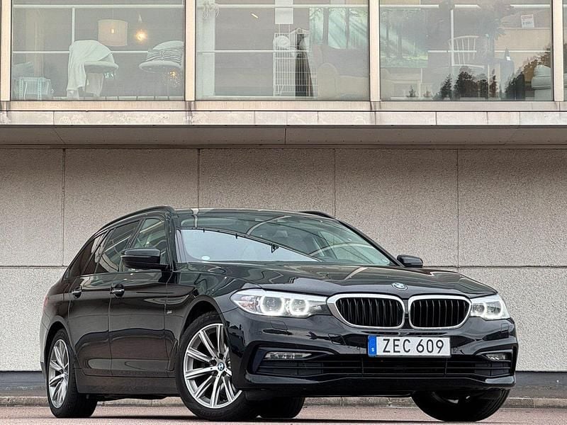 Svart Begagnad 2018 BMW 520 Sport Line Kombi | 199 900 kr (Marknadspris) - Bild 1/4
