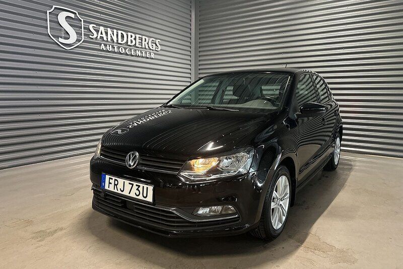 Svart Begagnad 2016 VW Polo Comfortline Halvkombi | 94 500 kr (Marknadspris) - Bild 1/4