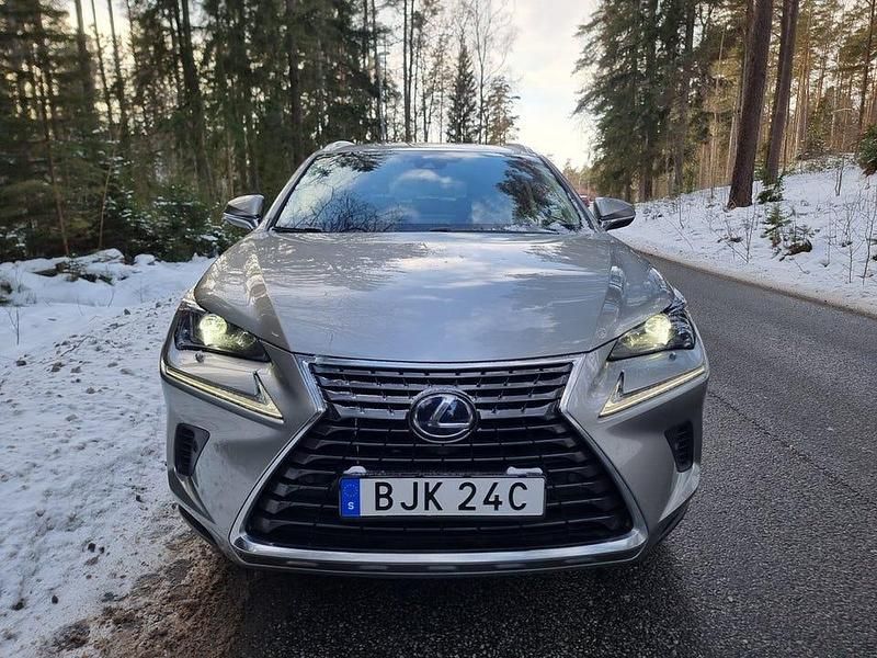 Begagnad Lexus NX300h Executive Line 197 HK (144 kW) 2019 Grå SUV