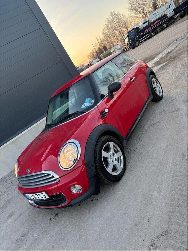 Röd Begagnad 2014 Mini ONE Halvkombi | 65 000 kr (Marknadspris) - Bild 1/3