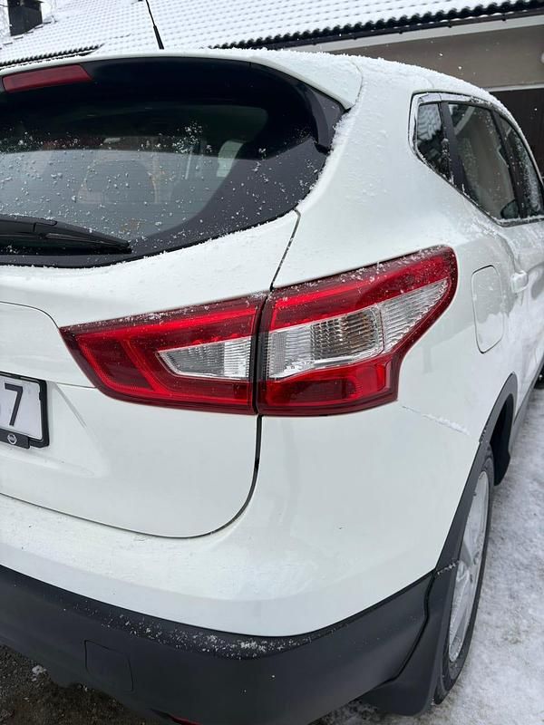 Begagnad Nissan Qashqai 115 HK (84 kW) 2016 Nissans vita går lite mot creme/pärlvit SUV