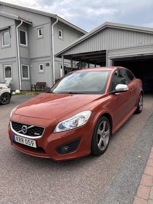Röd Begagnad 2011 Volvo C30 R-Design Halvkombi | 79 900 kr (Lite dyr) - Bild 1/4