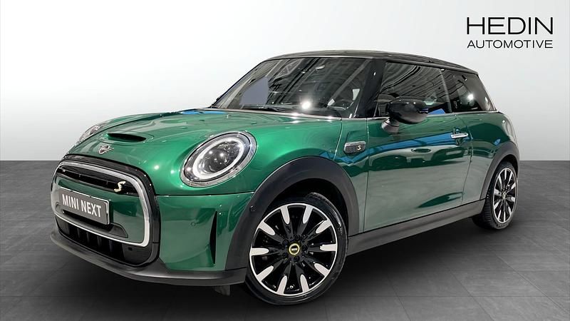 Grön (green) Begagnad 2022 Mini Cooper SE Halvkombi | 228 700 kr (Lite dyr) - Bild 1/4