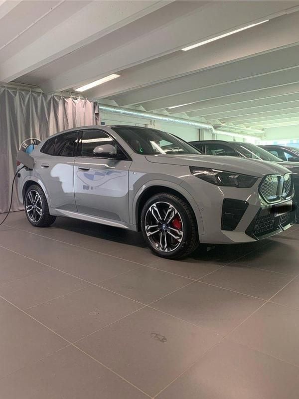 Grå Begagnad 2024 BMW iX2 M Sport SUV | 529 000 kr (Superpris) - Bild 1/4