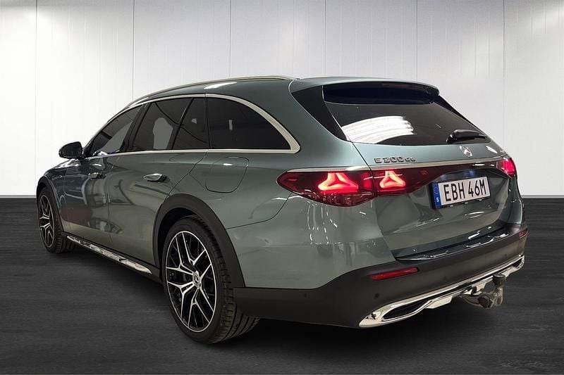Begagnad Mercedes E300 317 HK (233 kW) 2025 Grön SUV