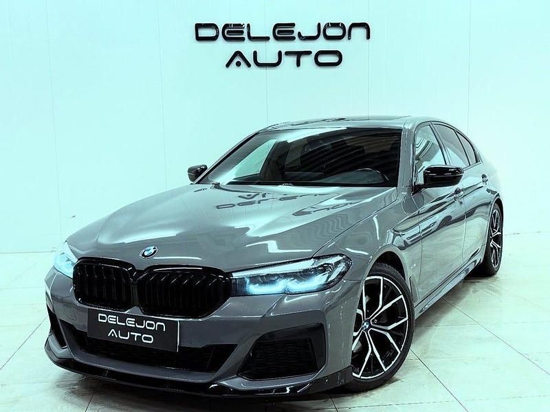 Grå Begagnad 2021 BMW 520 M Sport Sedan | 409 900 kr (Dyr) - Bild 1/4