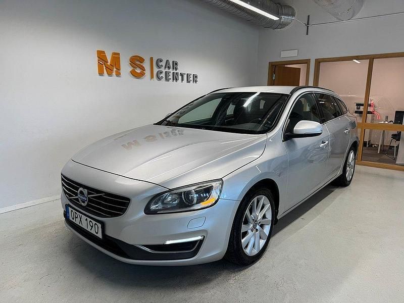 Vit Begagnad 2014 Volvo V60 Momentum Kombi | 79 800 kr (Marknadspris) - Bild 1/4