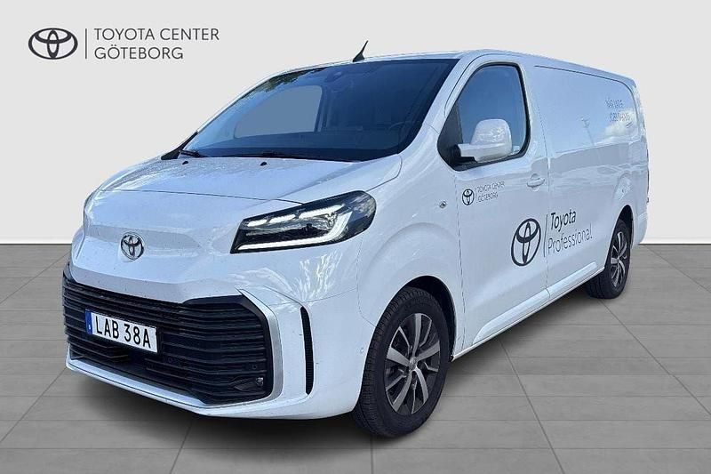 Vit Begagnad 2024 Toyota Proace Van | 419 900 kr (Dyr) - Bild 1/4
