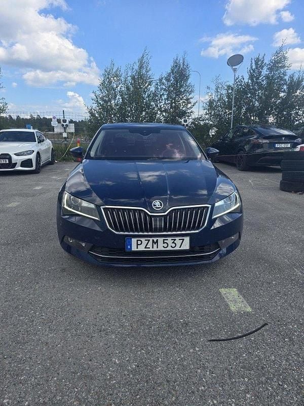 Blå Begagnad 2017 Skoda Superb LAURIN & KLEMENT Halvkombi | 160 000 kr (Bra pris) - Bild 1/4