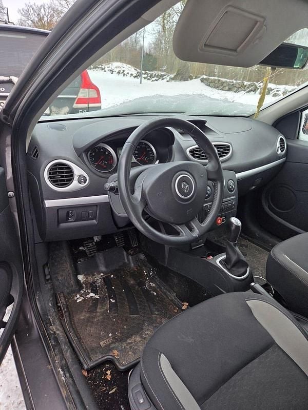 Begagnad Renault Clio R.S. 75 HK (55 kW) 2011 Halvkombi