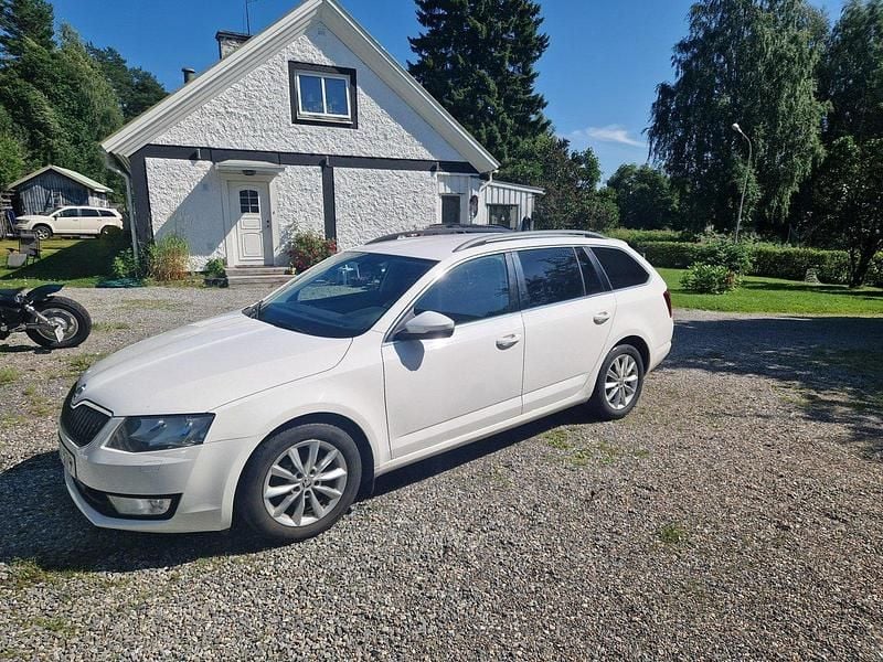 Vit Begagnad 2016 Skoda Octavia Ambition Kombi | 90 000 kr (Bra pris) - Bild 1/4