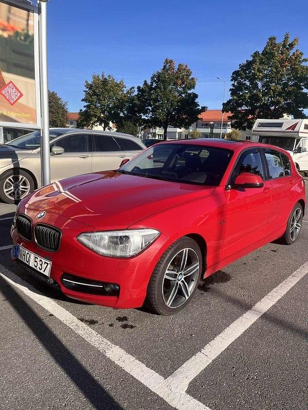 Röd Begagnad 2013 BMW 120 Sport Line Halvkombi | 105 000 kr (Marknadspris) - Bild 1/4