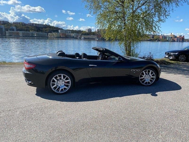Svart Begagnad 2010 Maserati GranCabrio Cab | 495 000 kr - Bild 1/4