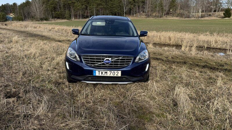Blå Begagnad 2015 Volvo XC60 Momentum SUV | 210 000 kr (Lite dyr) - Bild 1/4