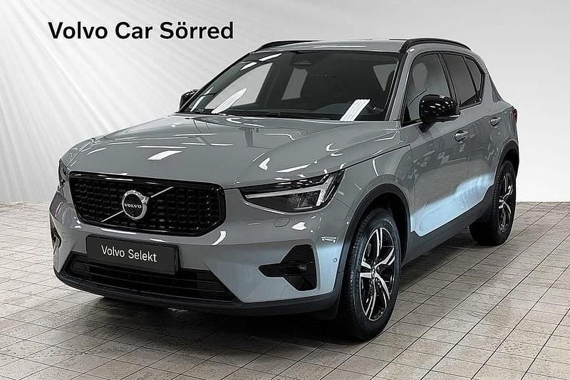 Grå Begagnad 2024 Volvo XC40 Plus SUV | 389 900 kr (Marknadspris) - Bild 1/3