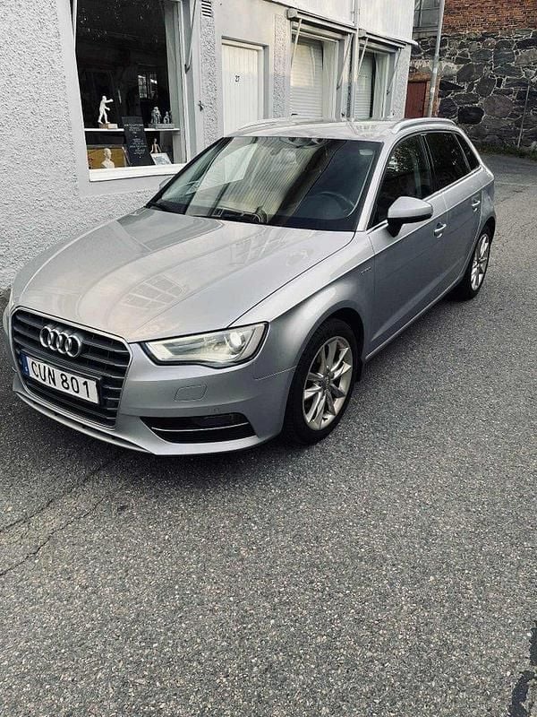 Silver Begagnad 2015 Audi A3 Sportback e-tron Sedan | 119 900 kr (Marknadspris) - Bild 1/4