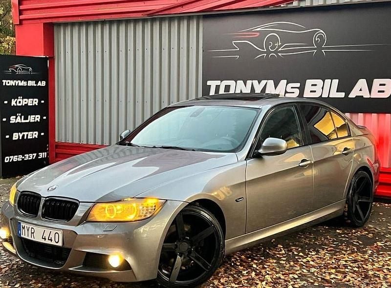 Grå Begagnad 2010 BMW 325 Comfort Edition Sedan | 94 900 kr (Marknadspris) - Bild 1/4