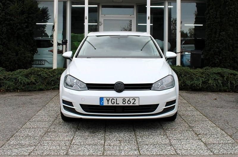 Begagnad VW Golf VII 110 HK (80 kW) 2017 Vit Halvkombi