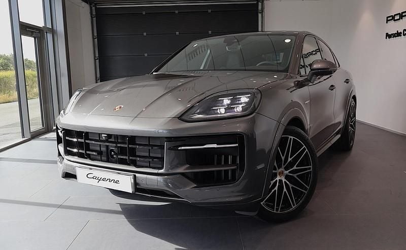 Grå (black) Ny 2025 Porsche Cayenne SUV | 1 374 000 kr (Superpris) - Bild 1/4