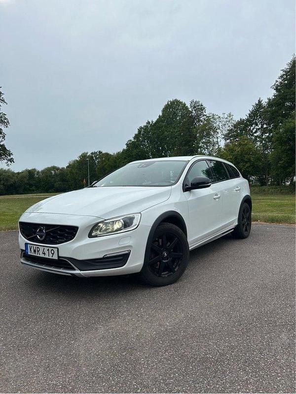 Vit Begagnad 2016 Volvo V60 CC Momentum Kombi | 120 000 kr (Marknadspris) - Bild 1/4
