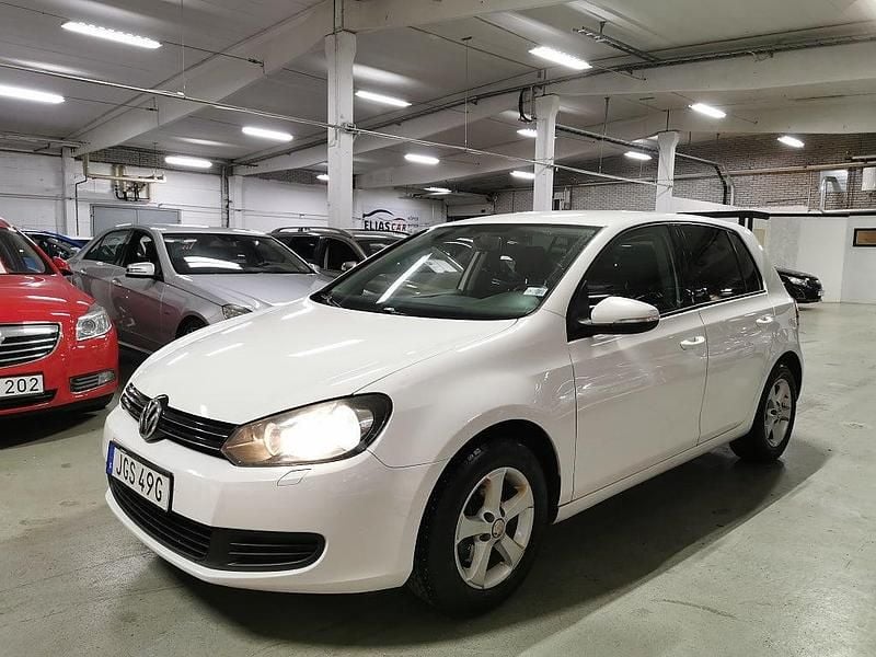 Vit Begagnad 2010 VW Golf VI Comfortline Halvkombi | 64 900 kr (Marknadspris) - Bild 1/4